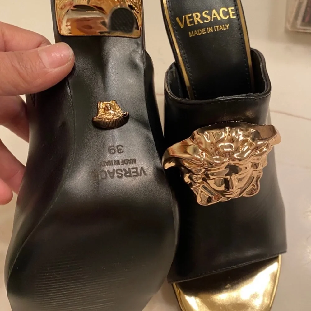 🌹VERSACE SOFT BLACK LEATHER HEELS w/ FAB GOLD HEELS ~ NEW & NEVER WORN - Picture 4 of 8